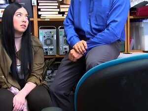 Süße Ladendiebin wird von einem LP-Offizier erwischt und gefickt.