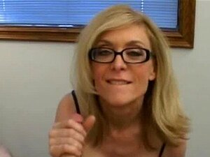 Blondi MILF silmälaseissa imee kyrpää