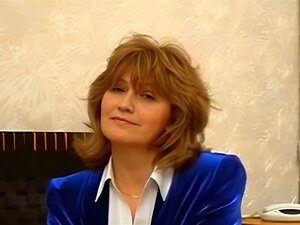 Heiße und erfahrene russische MILF erforscht ihre Begierde in einer