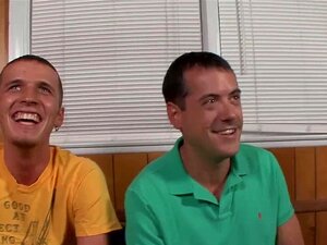 Josh Dean teilt seinen ersten schwarzen Schwanz mit einem Freund