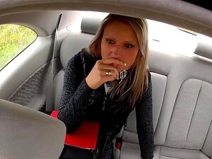 Blondine wird draußen auf der Motorhaube gefickt, Fake-Taxifahrer hat