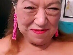 Beschmutzte und stinkende Hosen ausziehen, im öffentlichen Waschraum