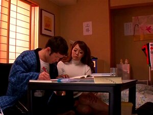 Die vollbusige Hitomi Tanaka bekommt eine cremige Ladung Sperma ins