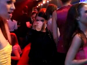 Fête de baise explosive. Des tonnes de chattes chaudes et de seins