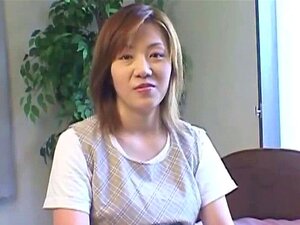 Büstenhafte schwangere asiatische MILF nackt aus nächster Nähe.