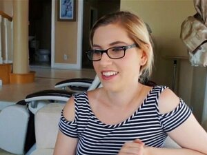 Runde Arsch-Stiefschwester nimmt einen pulsierenden Schwanz mit ihren