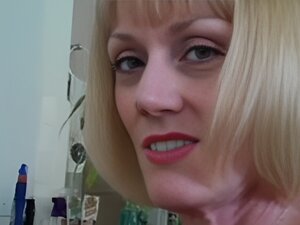 Glück Mit Einer Reifen Hausfrau