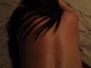 Schau zu wie diese unersättliche Babe in einem HD-Dreier hart in den