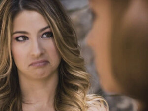 Kristen lutscht an Nathans Eiern und Schwanz, bevor sie auf seinem