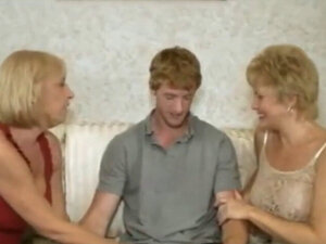 Swingende GILF bläst Schwanz. Gepiercte schwingende GILF bliest und