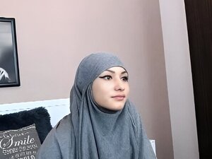 Die vollbusige Katrin Kozy masturbiert im Krankenschwester-Outfit