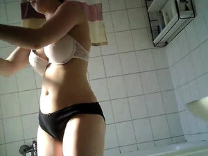 Meine wunderschöne Stiefschwester (19) wird heimlich gefilmt