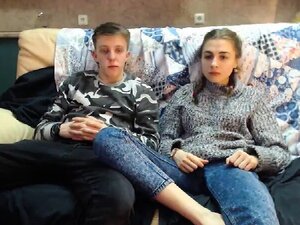 Amateur Angelicaandjessica fingert sich selbst auf der Live-Webcam