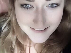 Heiße Frau will von einem winzigen Schwanz gefickt werden