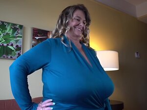 Schau dir an, wie Oma jetzt riesige Titten hat! - Riesentitten,